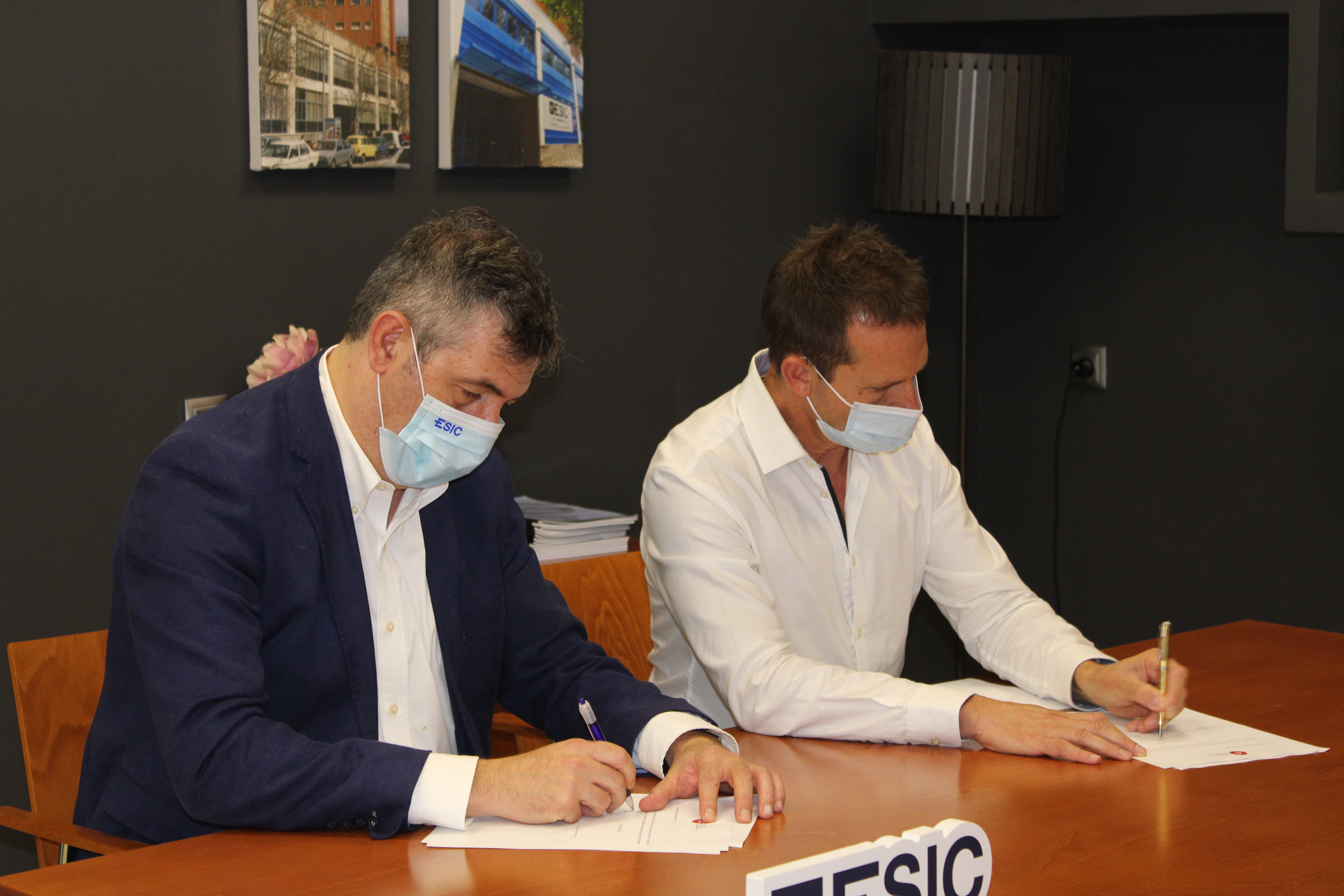 Agustín Carrilero, Director de ESIC Comunitat Valenciana, y Juanvi Falcó, Presidente del Colegio de Publicitarios y RRPP firmando el convenio de colaboración